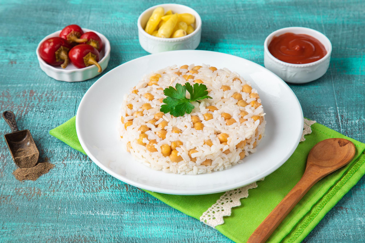 Reis mit Kichererbsen - Feinkost kullinarisches Essen Reis mit Kichererbsen